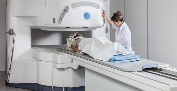Vai trò của MRI trong việc phân biệt giữa tái phát khối u sau phẫu thuật và hoại tử não ở bệnh nhân U nguyên bào thần kinh đệm đa dạng