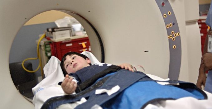 Chụp cắt lớp CT ở trẻ em: Rủi ro bức xạ